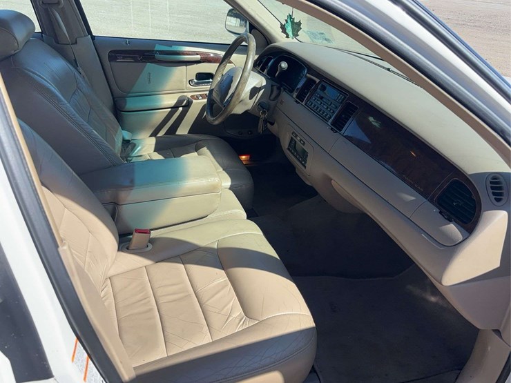 2000-lincoln-town-car-sedan-image-27