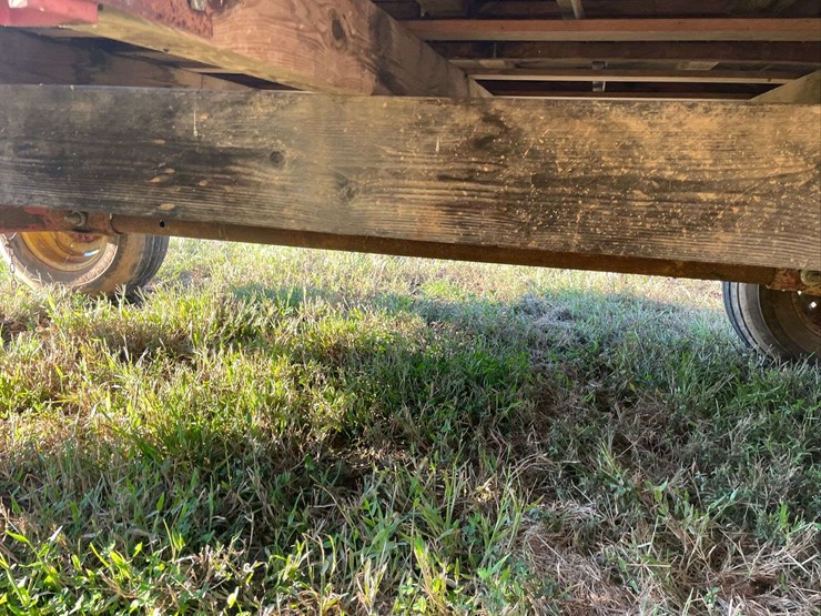 h&s-silage-box-on-knowles-tandem-running-gear-image-18