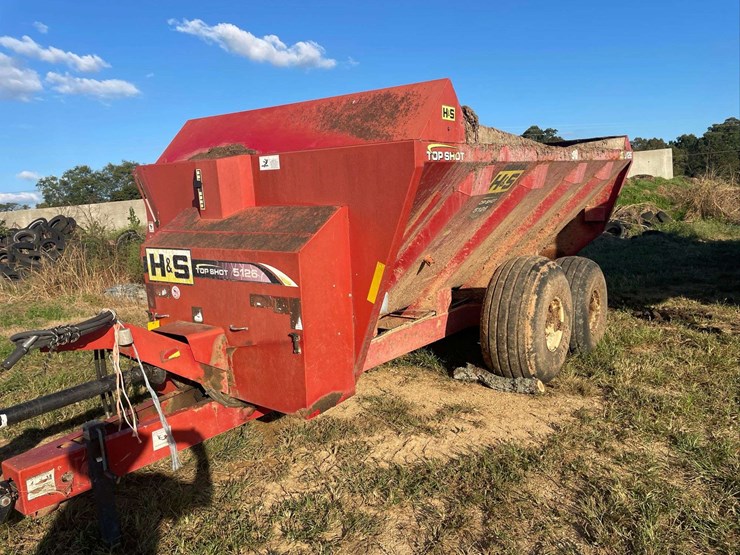 h&s-topshot-5126-side-discharge-manure-spreader-image-2
