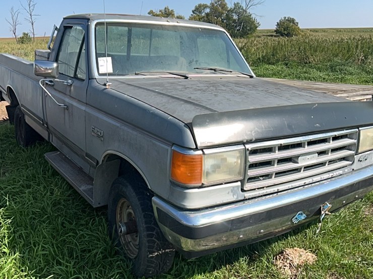 1987-ford-xlt-half-ton-lariat-four-wheel-drive-pick-up,-six-cylinder-gas,-lockouts,-believed-to-run,-didn’t-try-starting-it-image-2