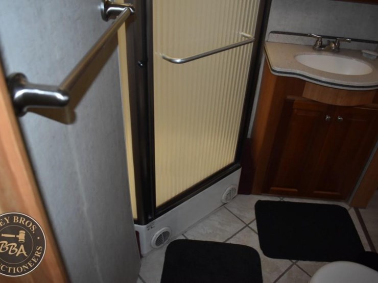 2006-thor-motor-coach-mandalay-40e-38083-image-73