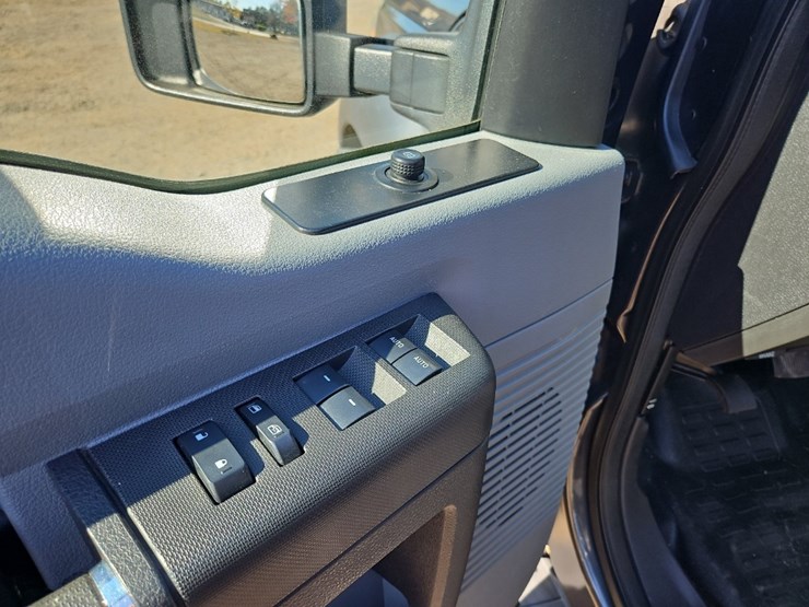 2015-ford-f550-xl-image-17