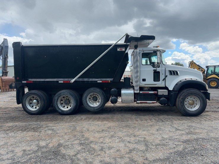 2017-mack-granite-gu713-image-6