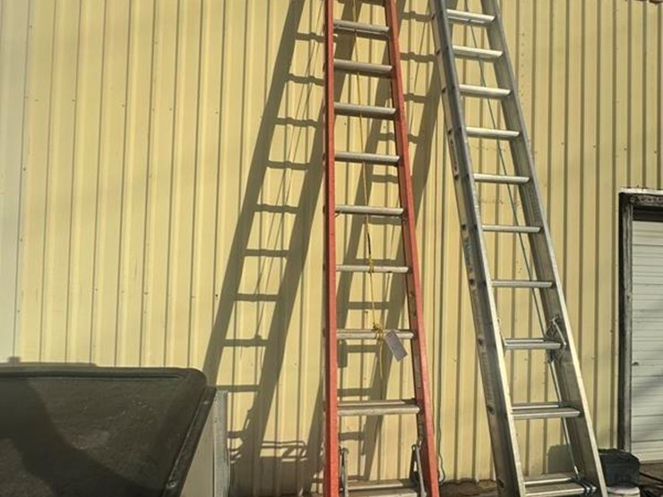 fiberglass-32'-extension-ladder-image-2