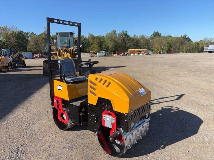 1-ton-vibratory-padfoot-roller-image-2