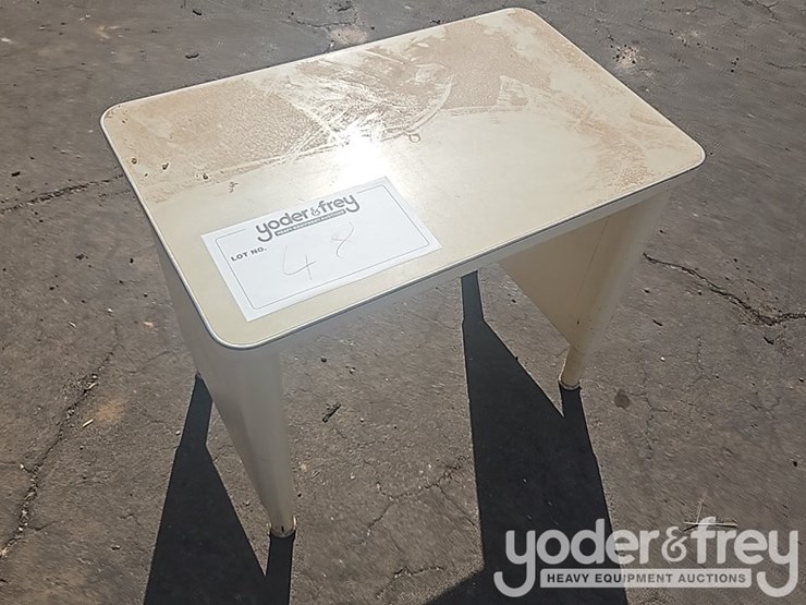 small-metal-desk-image-2