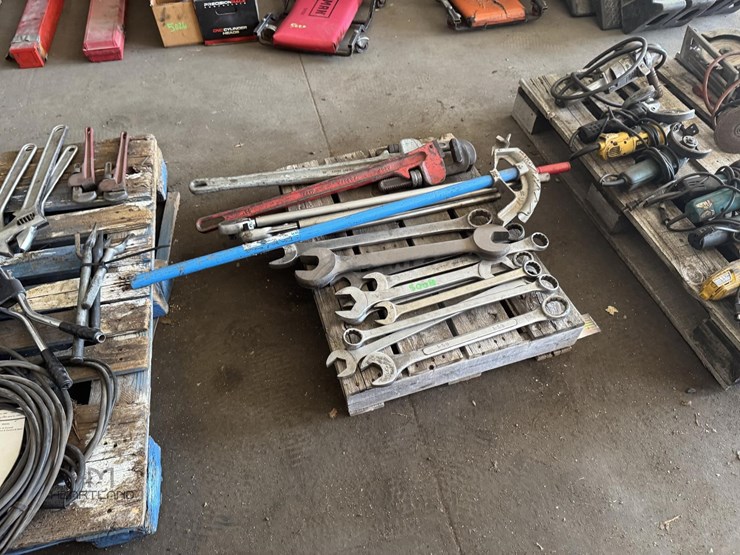 lot-of-large-industrial-wrenches-&-pipe-lot-of-large-industrial-wrenches-&-pipe-image-4