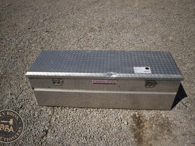 delta-aluminum-truck-tool-box,-silver,-dual-lock-handles-image-2