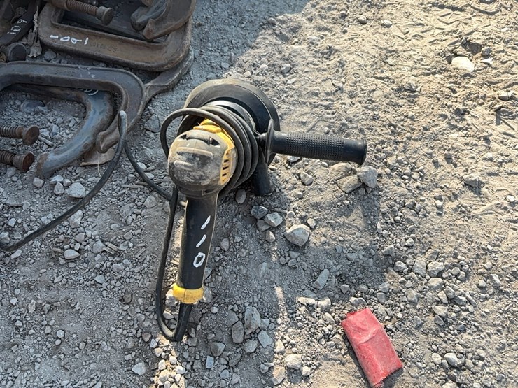 dewalt-dwe6401ds-electric-disc-sander-with-new-dust-stopper-dust-collector,-new-universa-dust-shroud-support-equipment-image-1