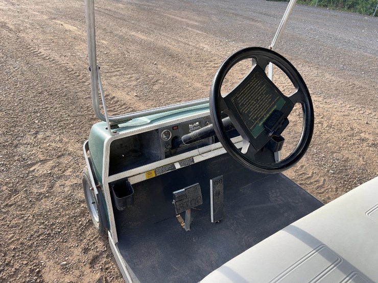 club-car-turf-ii-beverage-cart-image-16