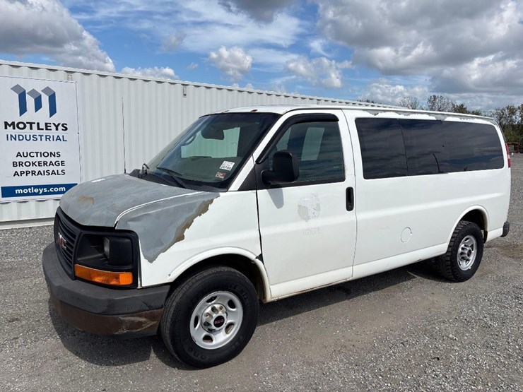 2011-gmc-savana-van-image-1
