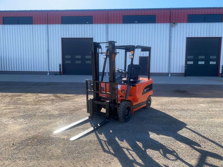 2-ton-electric-forklift-image-2