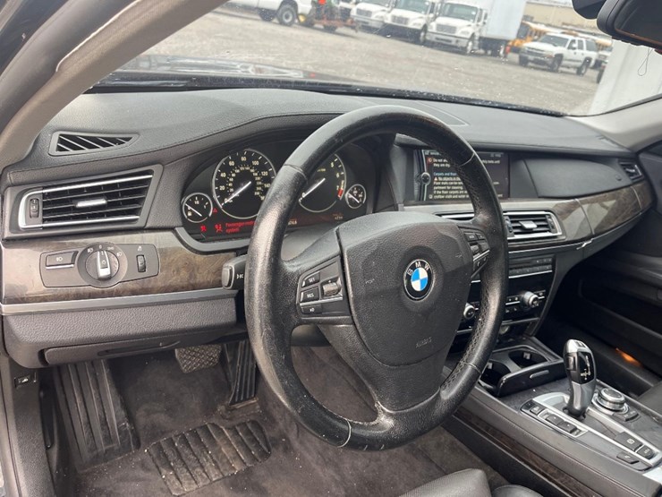 2011-bmw-7-series-750-li-sedan-image-7