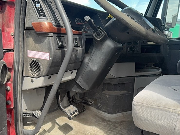 2004-volvo-day-cab-semi,-isx450-hpgm-volvo,-13-speed-manual,-22.5-tires-image-11