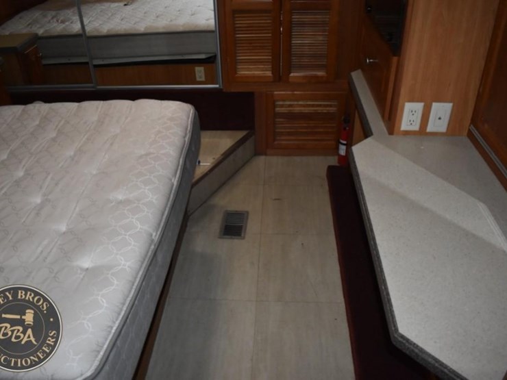2006-thor-motor-coach-mandalay-40e-38083-image-82