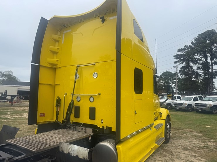 2023-peterbilt-579-image-4