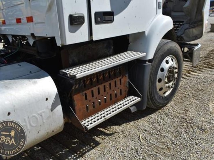 2015-volvo-vnm64t200-image-27