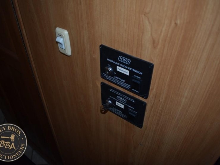 2006-thor-motor-coach-mandalay-40e-38083-image-79