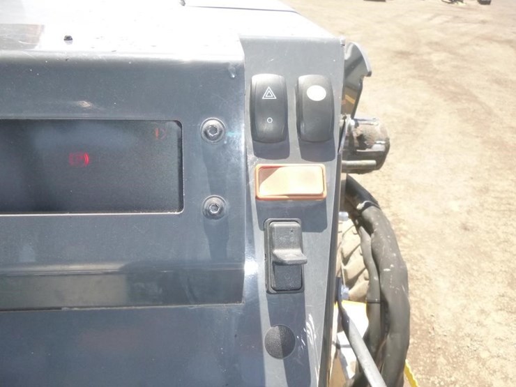 2021-deere-210l-image-11