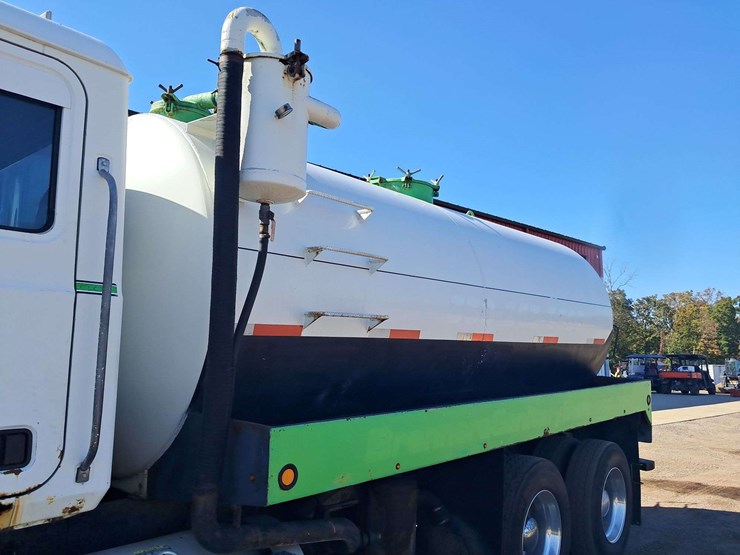 2000-mack-ch-tanker-truck-image-15