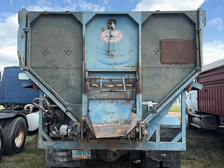 gmc-tandem-twin-screw-grain-truck,-live-bottom-box,-fuel-pincher-detroit-diesel,-tilt-back-hood,-5-speed-with-hi/lo-image-13