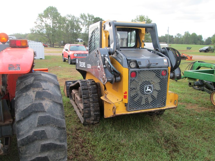deere-323e-image-4