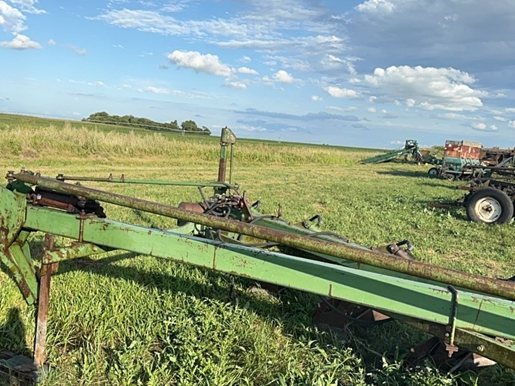 8-bottom-jd-plow,-hydraulic-shares-image-5