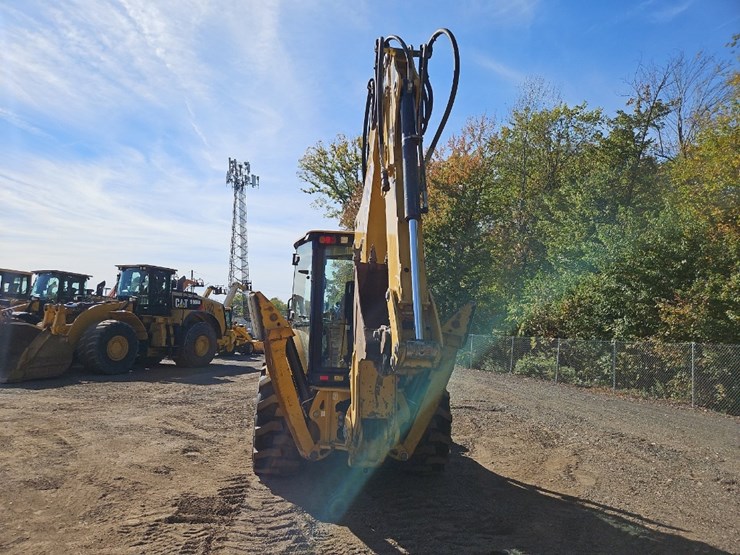 2022-caterpillar-440-image-4