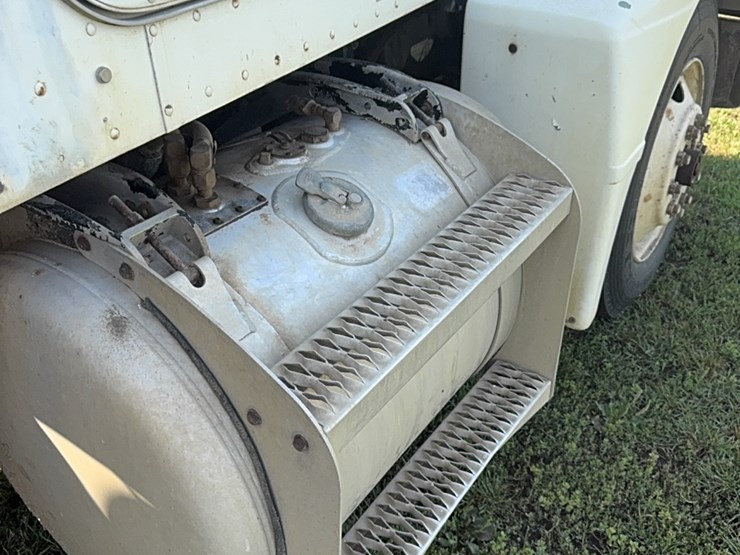 1988-peterbuilt-day-cab-semi,-300-hp-cat,-9-speed,-showing-650,544-image-8