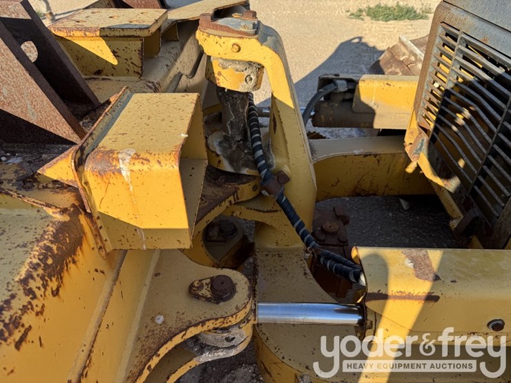 2011-caterpillar-d6k-xl-image-13
