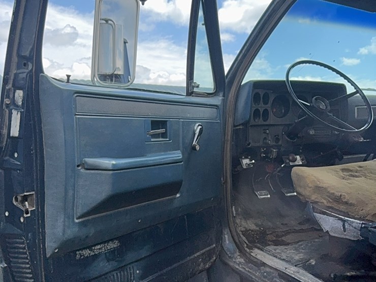 gmc-tandem-twin-screw-grain-truck,-live-bottom-box,-fuel-pincher-detroit-diesel,-tilt-back-hood,-5-speed-with-hi/lo-image-29