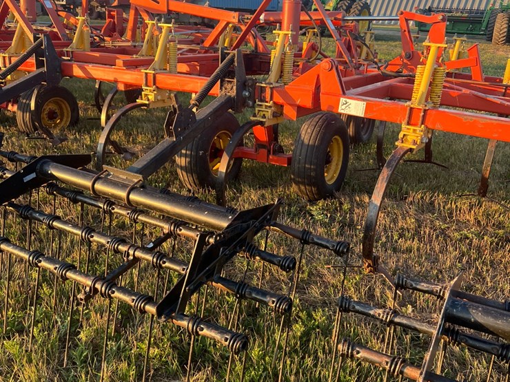 54’-bourgault-chisel,-12”-space,-heavy-harrows,-note:-hitch-slightly-bent-in-one-spot,-doesn’t-affect-performance-of-machine-as-hitch-is-floating.-image-31
