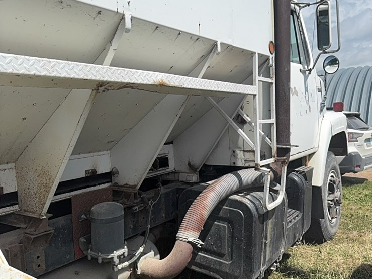 international-tri-axle-truck,-model-2200,--live-bottom,-detroit-diesel,-9-speed-manual,-roll-tarp-image-18