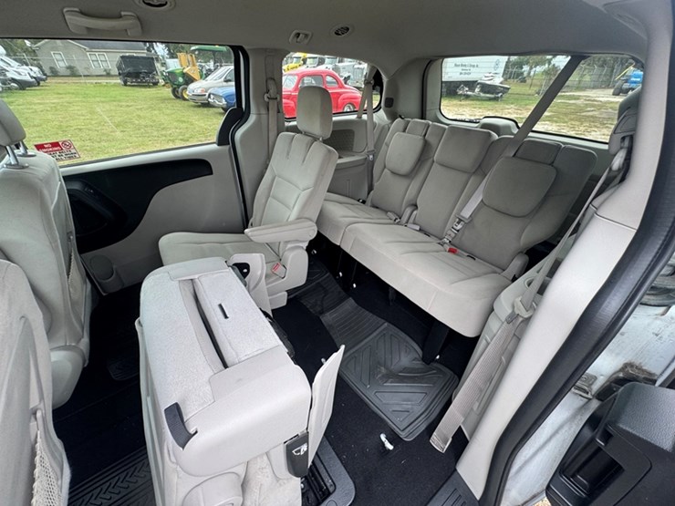 2016-dodge-grand-caravan-sxt-image-7