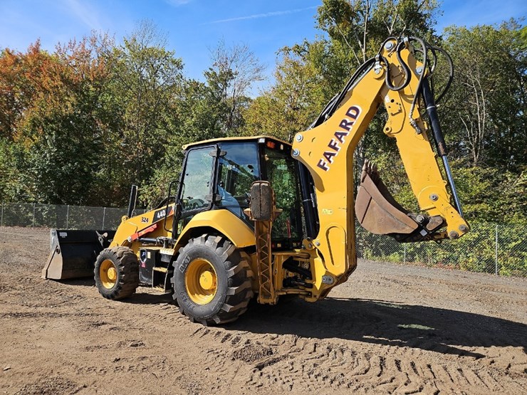 2022-caterpillar-440-image-3