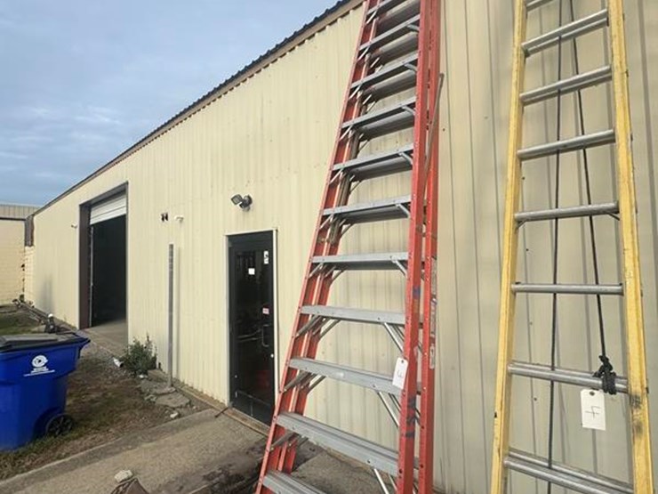 fiberglass-a-frame-ladder-13'4-climbing-height"-image-1