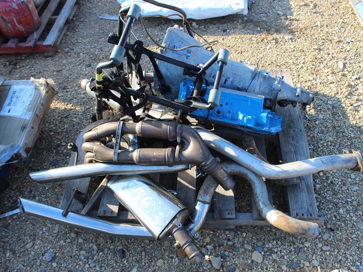 #8186-•-pallet-of-parts-for-jeep-image-2