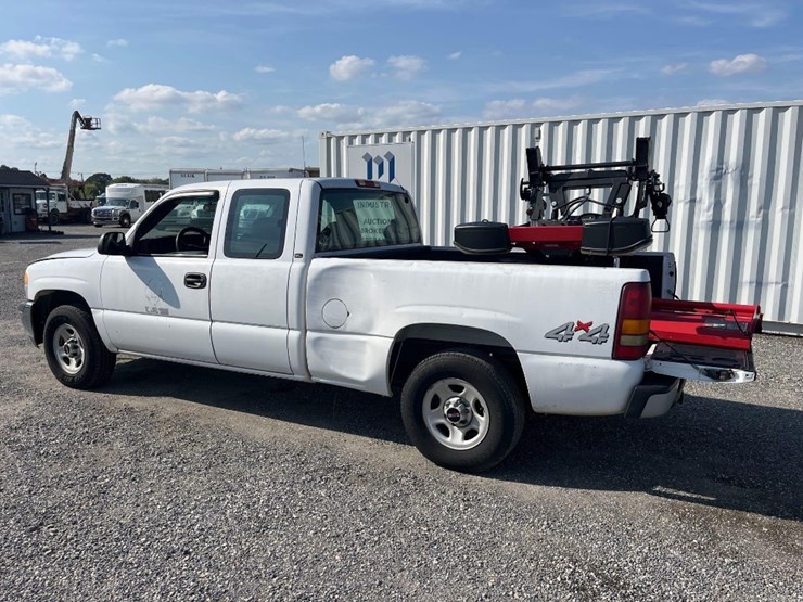2000-gmc-new-sierra-sl-4wd-pickup-truck-with-snowplow-attachment-image-2