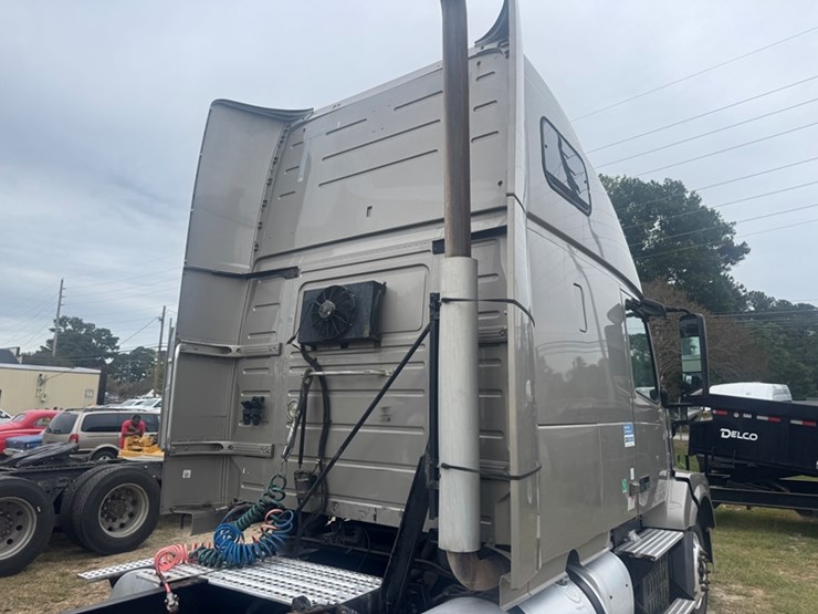 2015-volvo-vnl-sleeper---d13-diesel,-10-speed-manual-trans-995,988-miles-showing---4v4nc9eh1fn91707-image-4