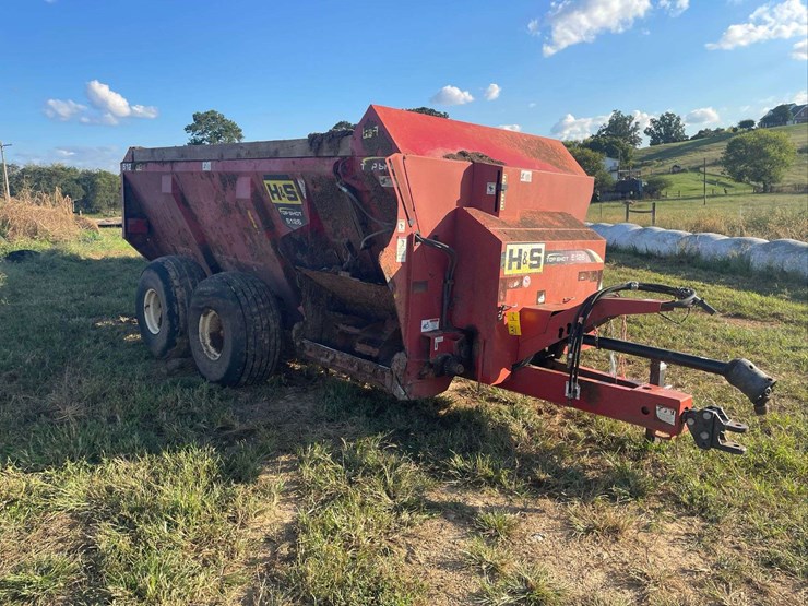 h&s-topshot-5126-side-discharge-manure-spreader-image-5
