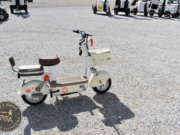 electric-scooter-with-front-basket-and-rear-seat-image-8