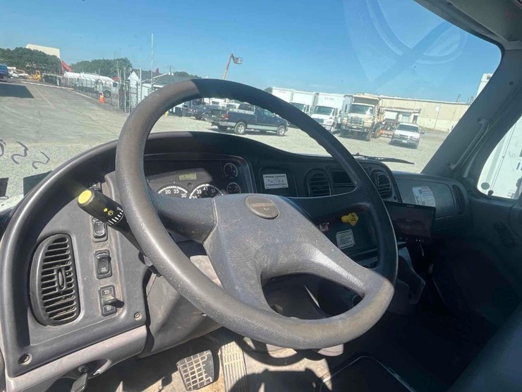 2005-freightliner-m2-20yd-rear-load-refuse-truck-image-7