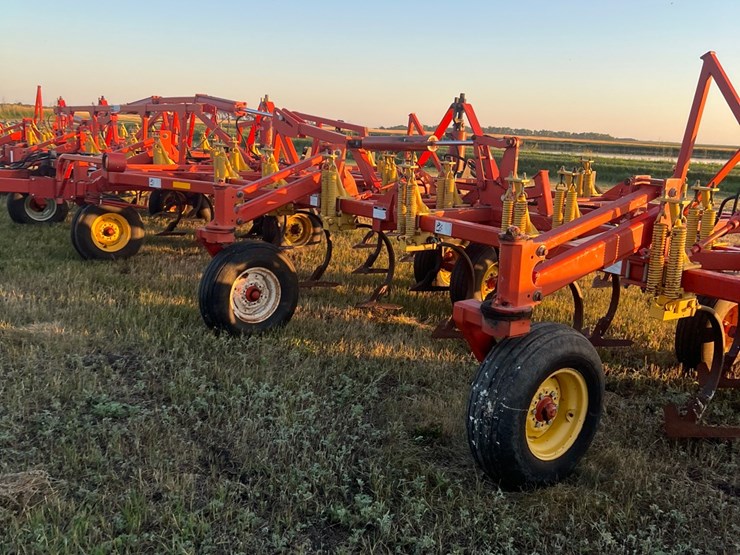 54’-bourgault-chisel,-12”-space,-heavy-harrows,-note:-hitch-slightly-bent-in-one-spot,-doesn’t-affect-performance-of-machine-as-hitch-is-floating.-image-23