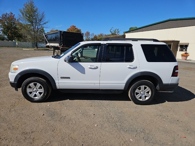 2007-ford-explorer-xlt-image-2