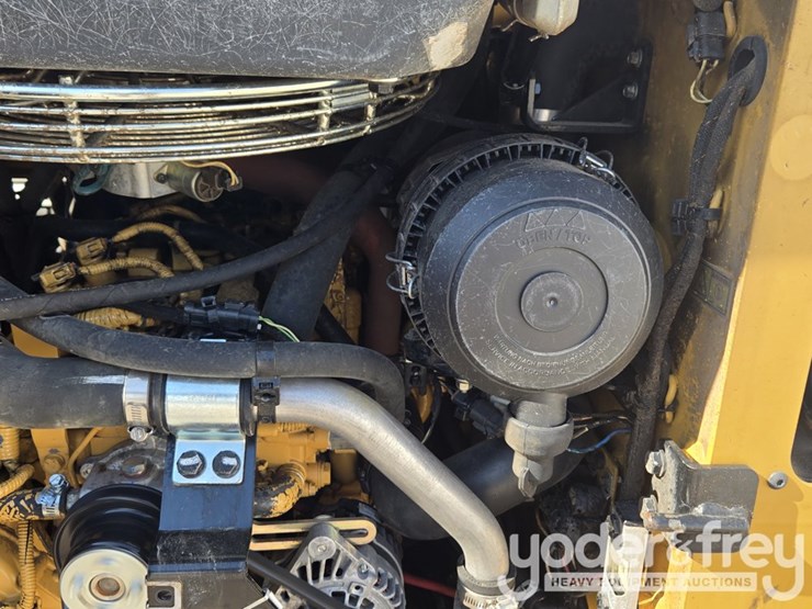 2016-caterpillar-232d-image-30