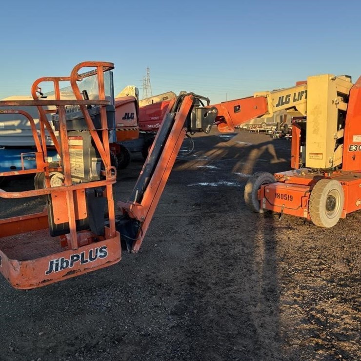 2016 JLG E300AJP
