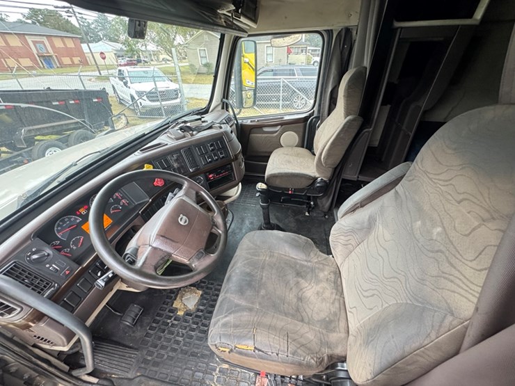 2015-volvo-vnl-sleeper---d13-diesel,-10-speed-manual-trans-995,988-miles-showing---4v4nc9eh1fn91707-image-8