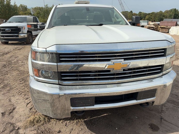 2015-chevy-silverado-3500hd-image-13