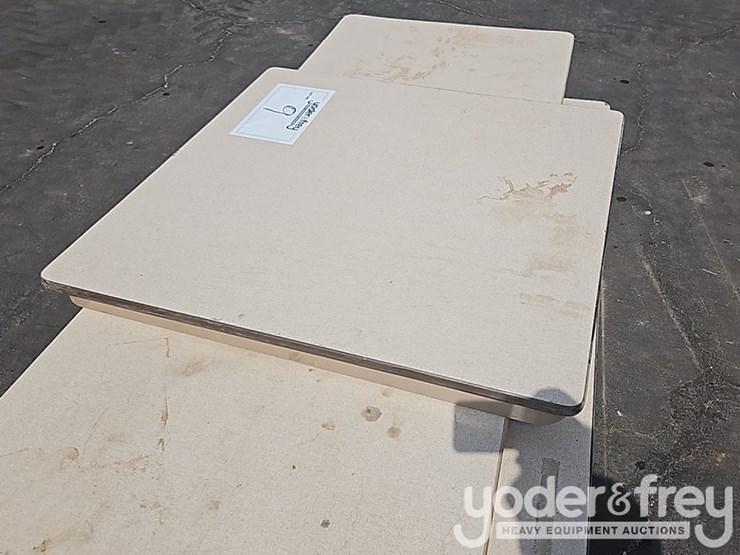 folding-tables-(10-of)-image-5
