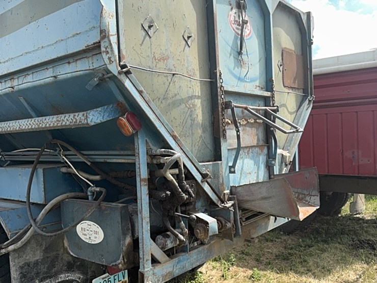 gmc-tandem-twin-screw-grain-truck,-live-bottom-box,-fuel-pincher-detroit-diesel,-tilt-back-hood,-5-speed-with-hi/lo-image-11